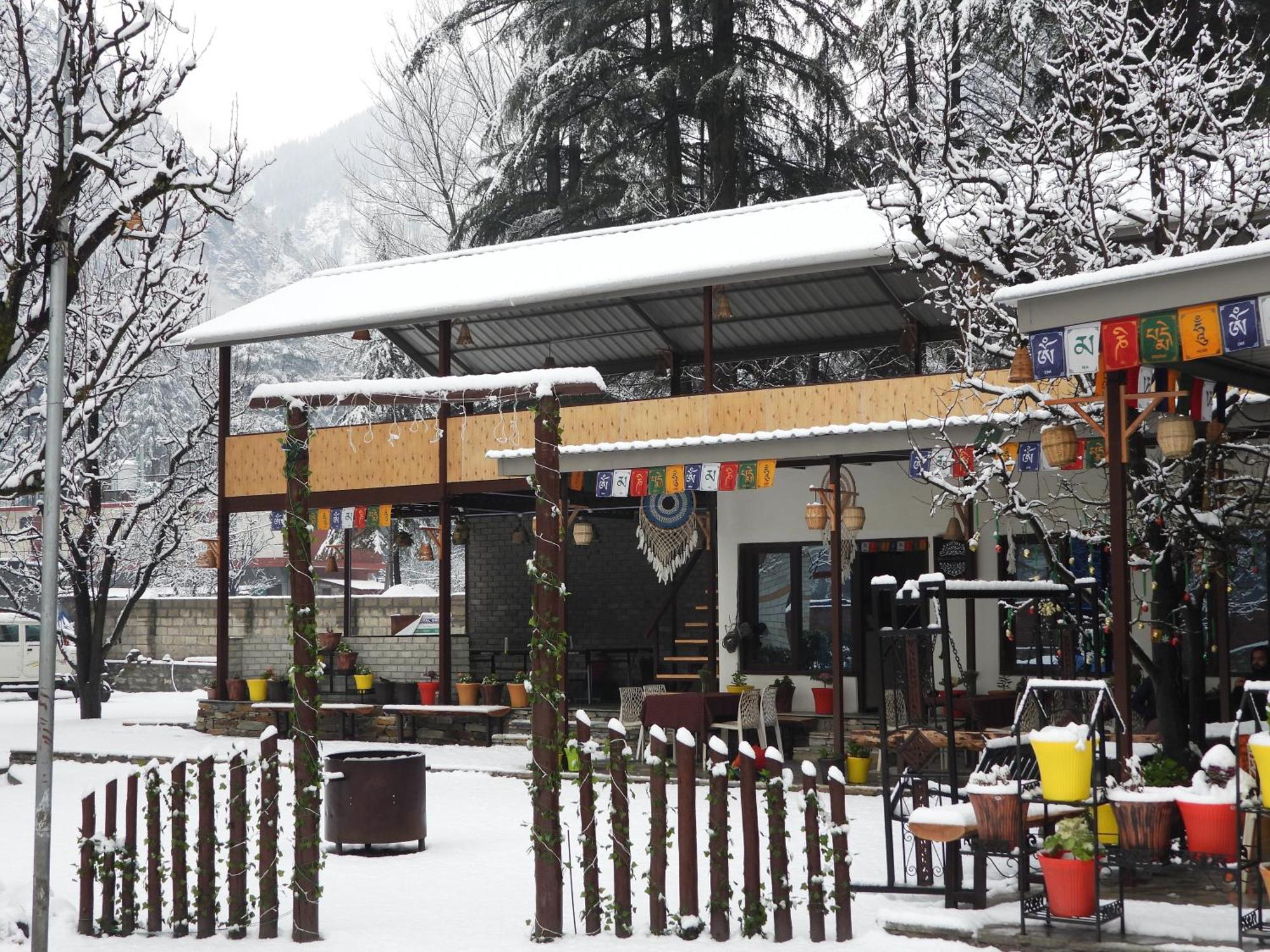 The Royal Orchard Kasol Hotel Екстериор снимка