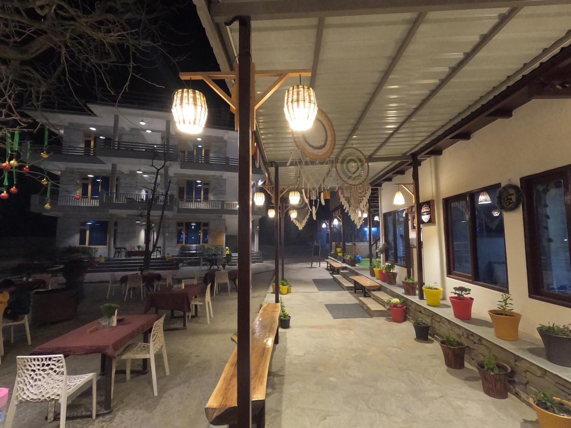 The Royal Orchard Kasol Hotel Екстериор снимка