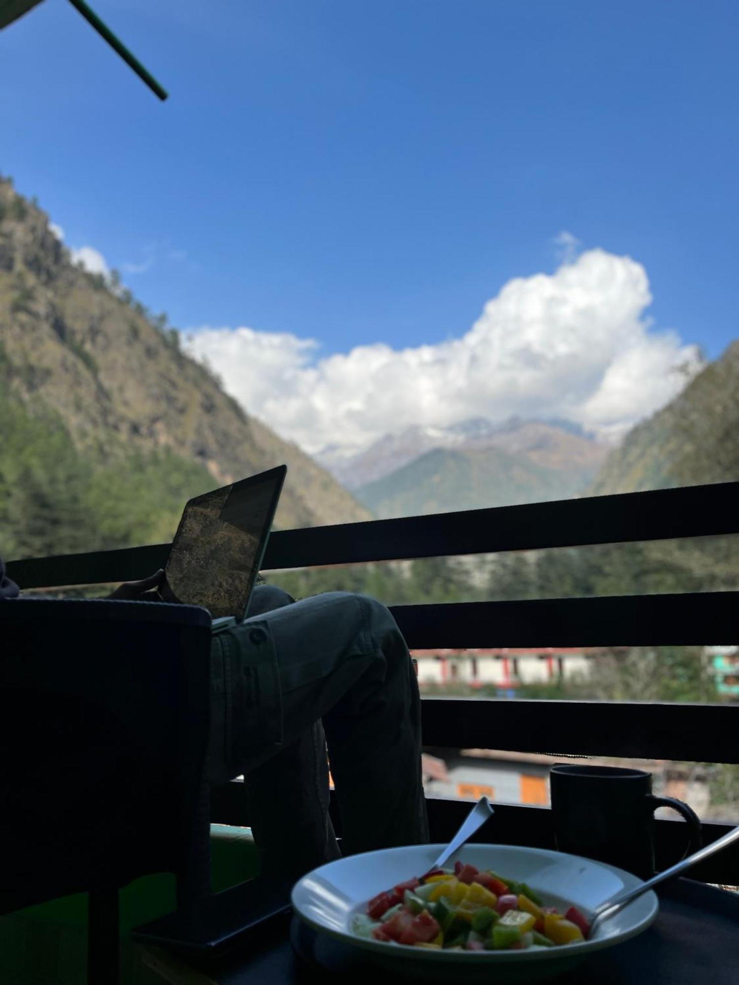 The Royal Orchard Kasol Hotel Екстериор снимка