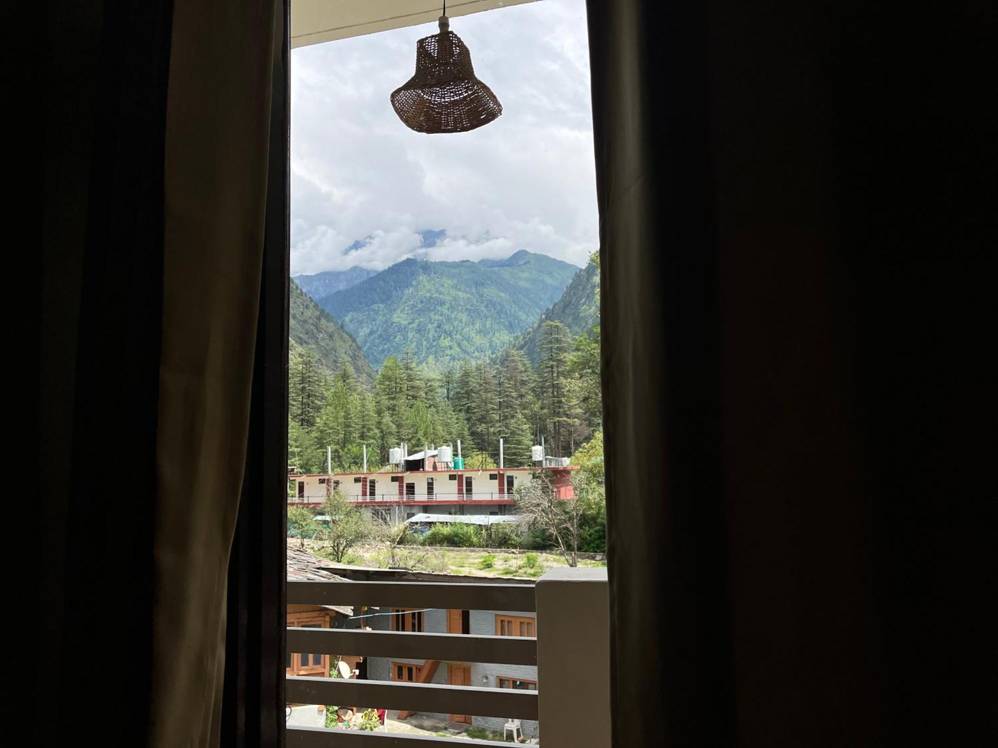 The Royal Orchard Kasol Hotel Екстериор снимка