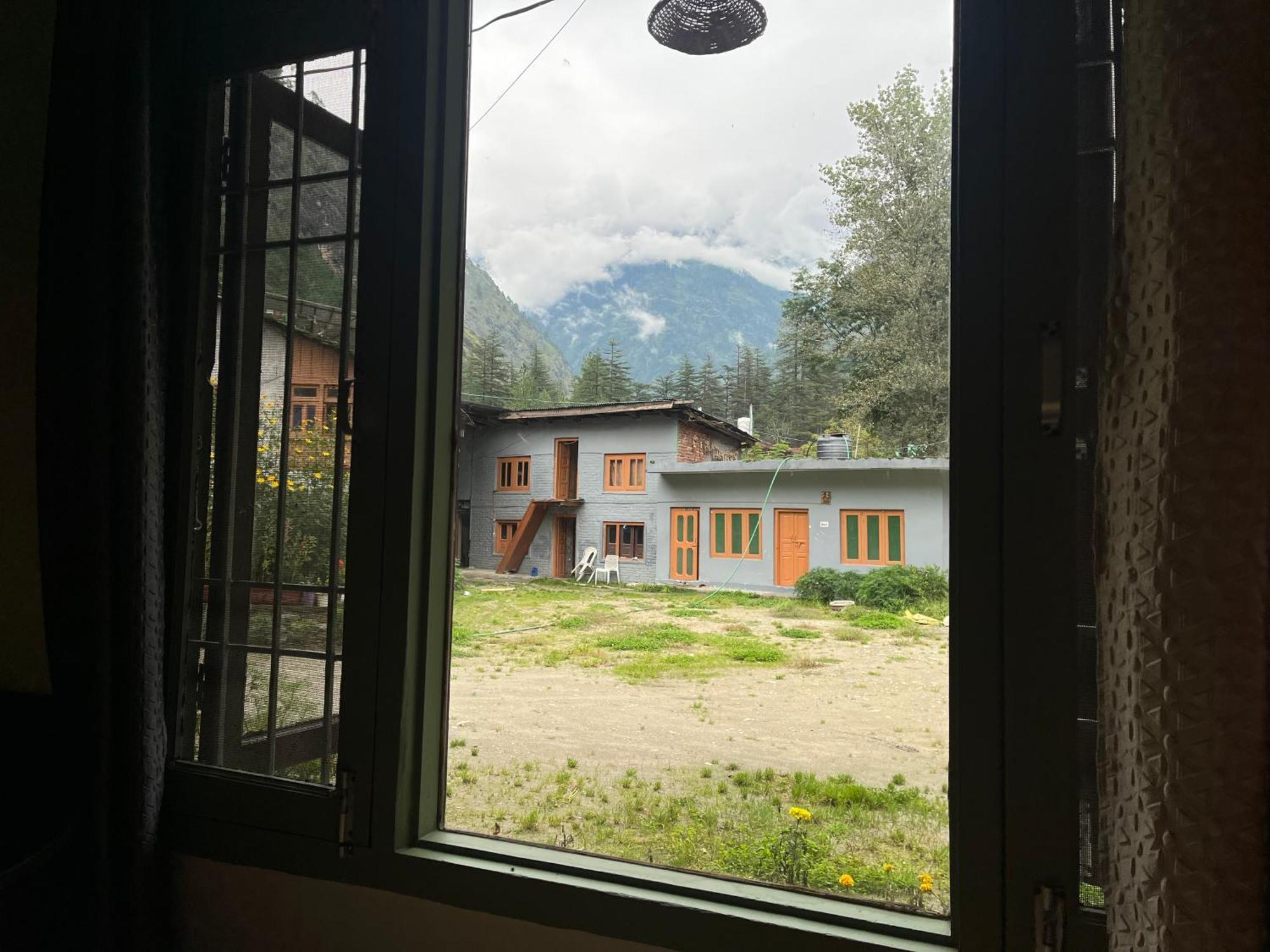 The Royal Orchard Kasol Hotel Екстериор снимка