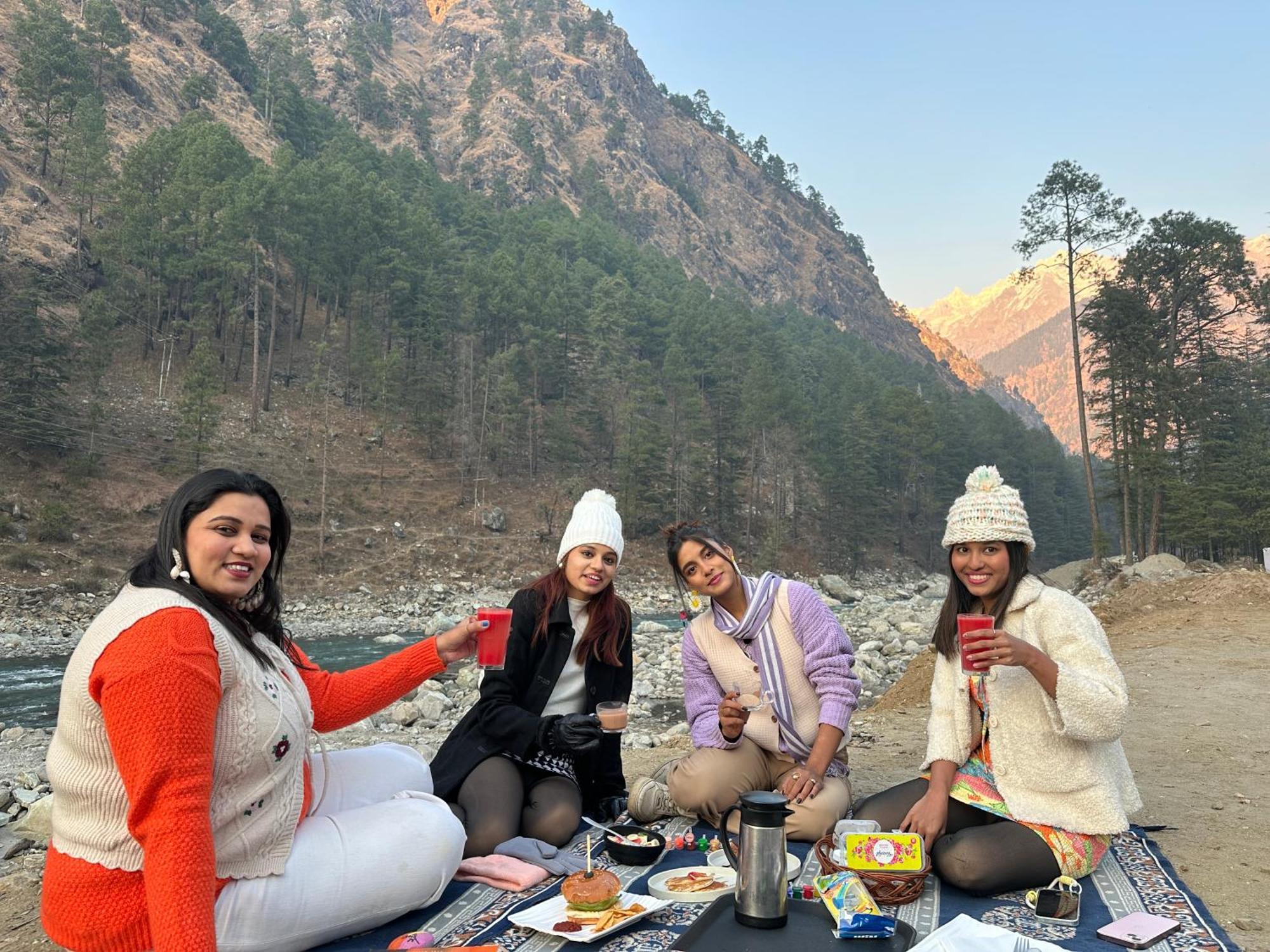 The Royal Orchard Kasol Hotel Екстериор снимка